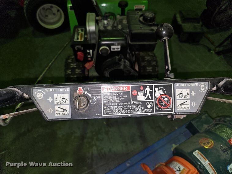 image for item ME9022 Lawn-Boy 522R  snow blower