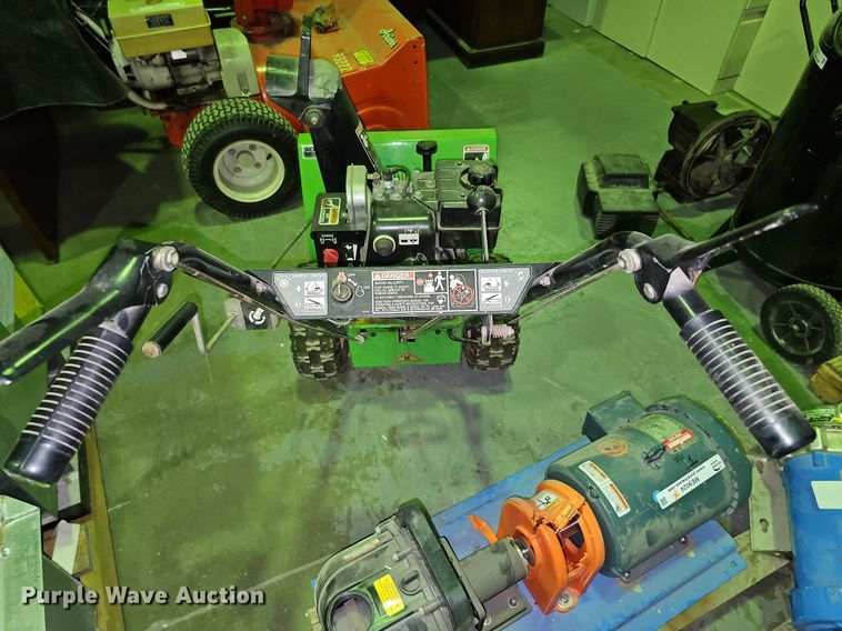 image for item ME9022 Lawn-Boy 522R  snow blower