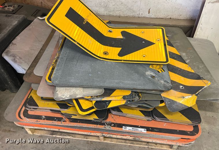 image for item MG9461 Approximately 100 road signs