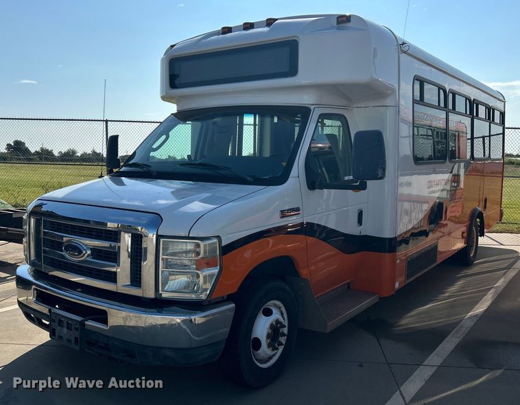 image for item MG9978 2011 Ford E450 Super Duty  shuttle bus