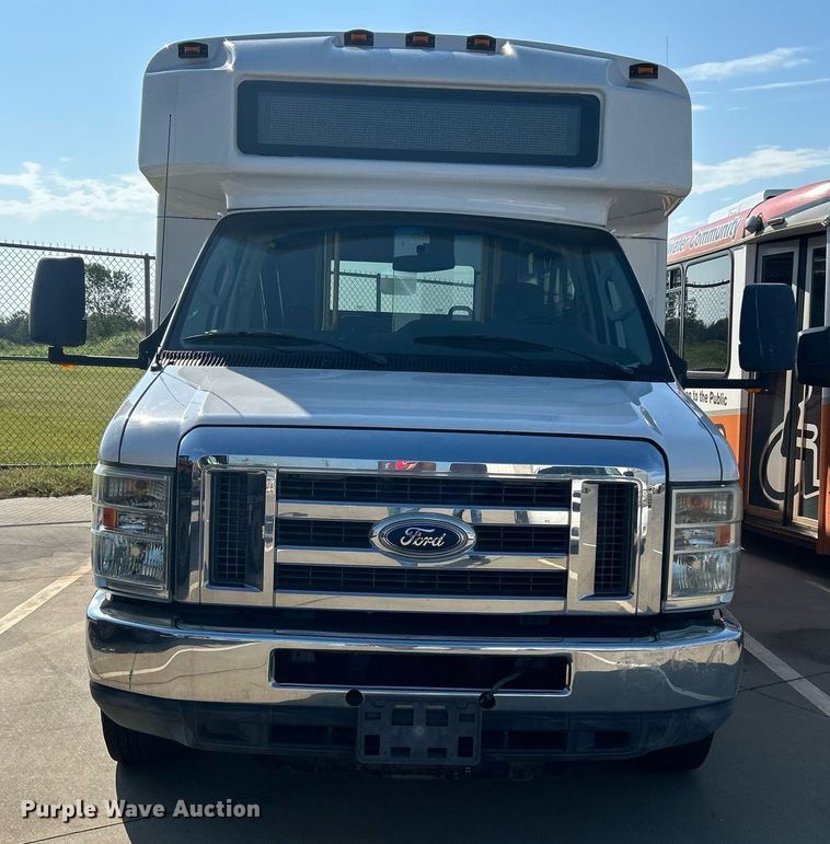 image for item MG9978 2011 Ford E450 Super Duty  shuttle bus