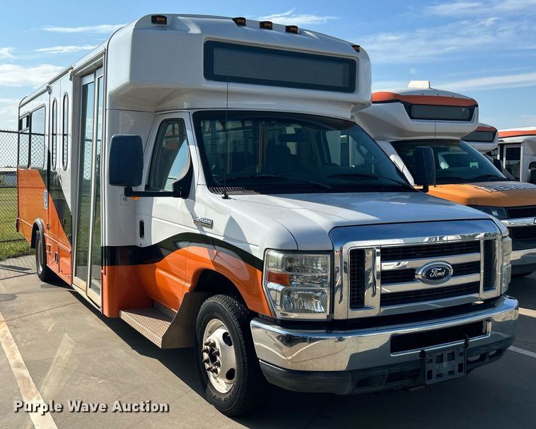 image for item MG9978 2011 Ford E450 Super Duty  shuttle bus