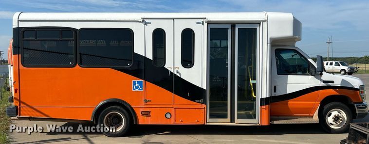 image for item MG9978 2011 Ford E450 Super Duty  shuttle bus