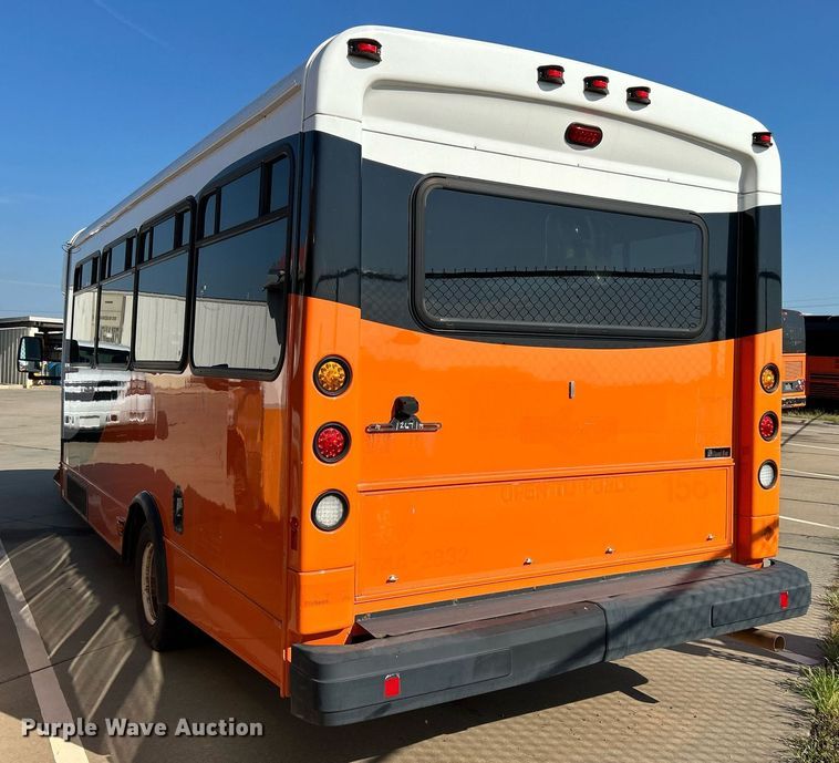 image for item MG9978 2011 Ford E450 Super Duty  shuttle bus