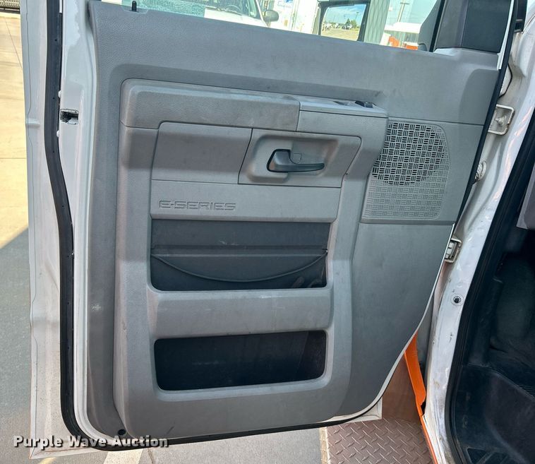 image for item MG9978 2011 Ford E450 Super Duty  shuttle bus
