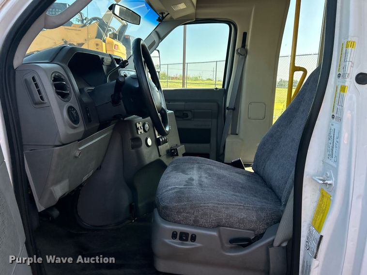 image for item MG9978 2011 Ford E450 Super Duty  shuttle bus