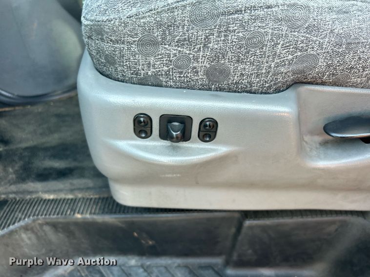 image for item MG9978 2011 Ford E450 Super Duty  shuttle bus