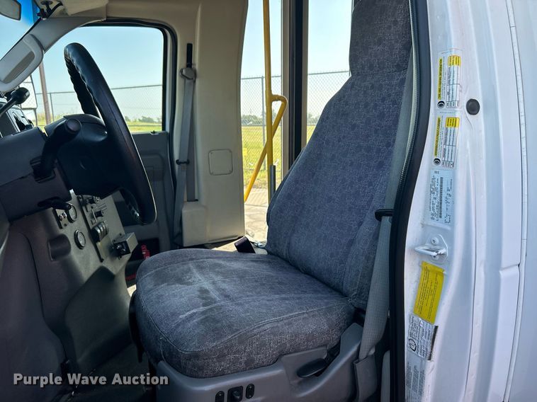 image for item MG9978 2011 Ford E450 Super Duty  shuttle bus