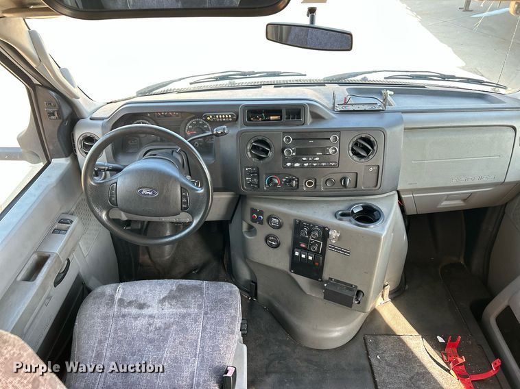 image for item MG9978 2011 Ford E450 Super Duty  shuttle bus