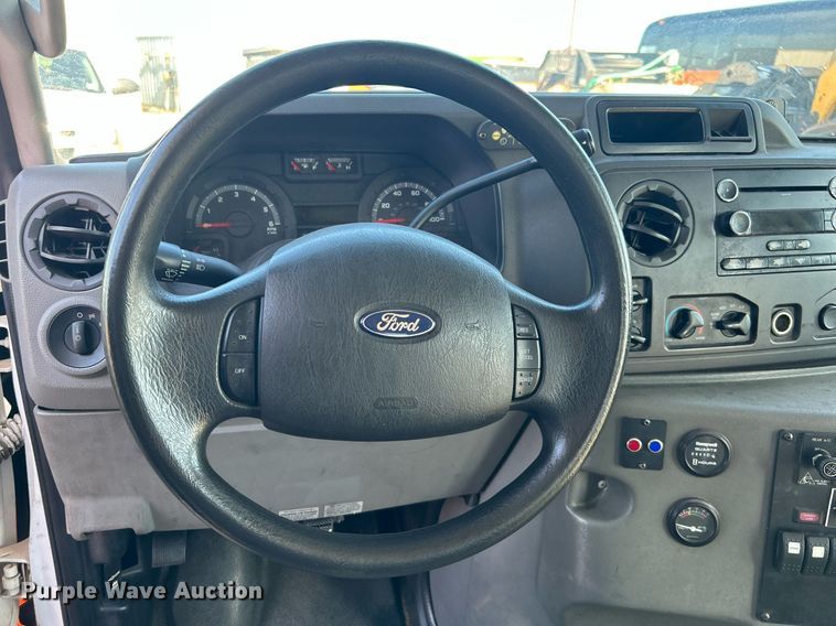 image for item MG9978 2011 Ford E450 Super Duty  shuttle bus