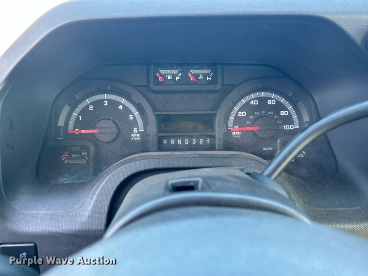 image for item MG9978 2011 Ford E450 Super Duty  shuttle bus