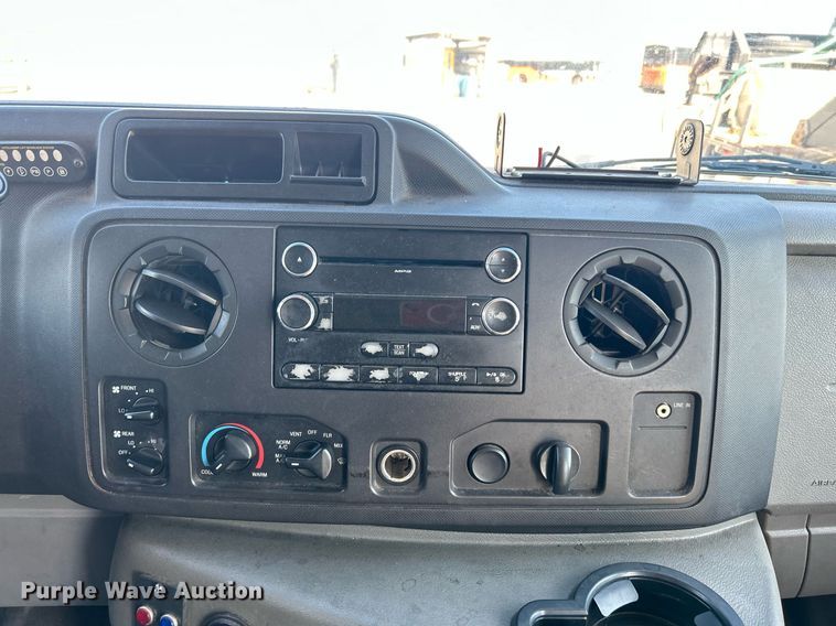 image for item MG9978 2011 Ford E450 Super Duty  shuttle bus