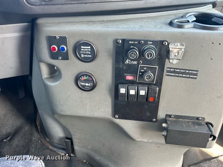 image for item MG9978 2011 Ford E450 Super Duty  shuttle bus