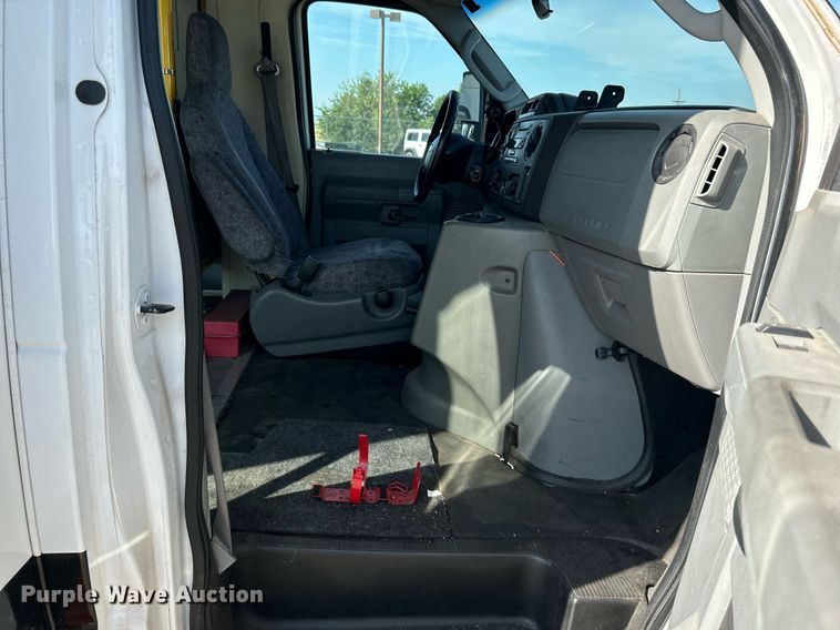 image for item MG9978 2011 Ford E450 Super Duty  shuttle bus