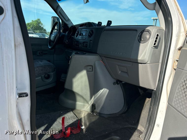 image for item MG9978 2011 Ford E450 Super Duty  shuttle bus