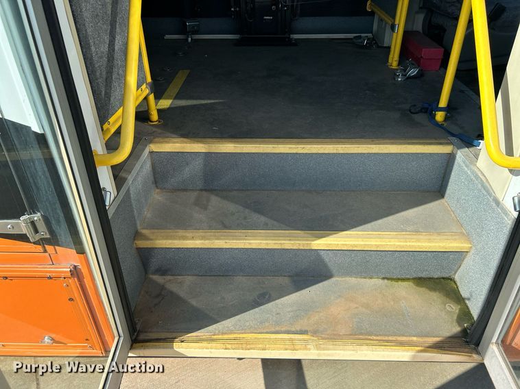 image for item MG9978 2011 Ford E450 Super Duty  shuttle bus