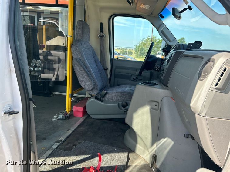 image for item MG9978 2011 Ford E450 Super Duty  shuttle bus