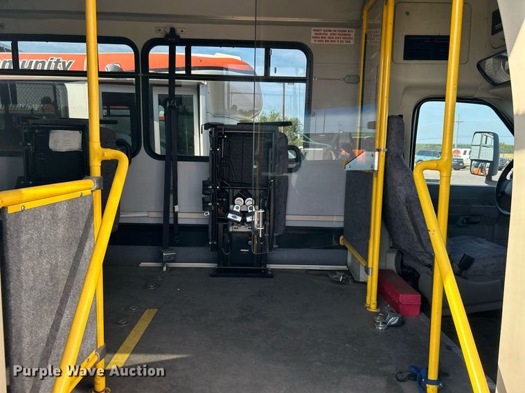 image for item MG9978 2011 Ford E450 Super Duty  shuttle bus