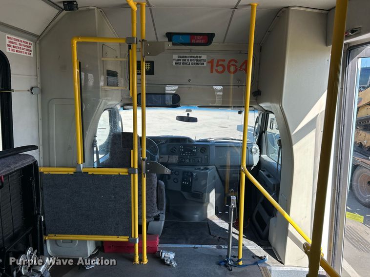 image for item MG9978 2011 Ford E450 Super Duty  shuttle bus