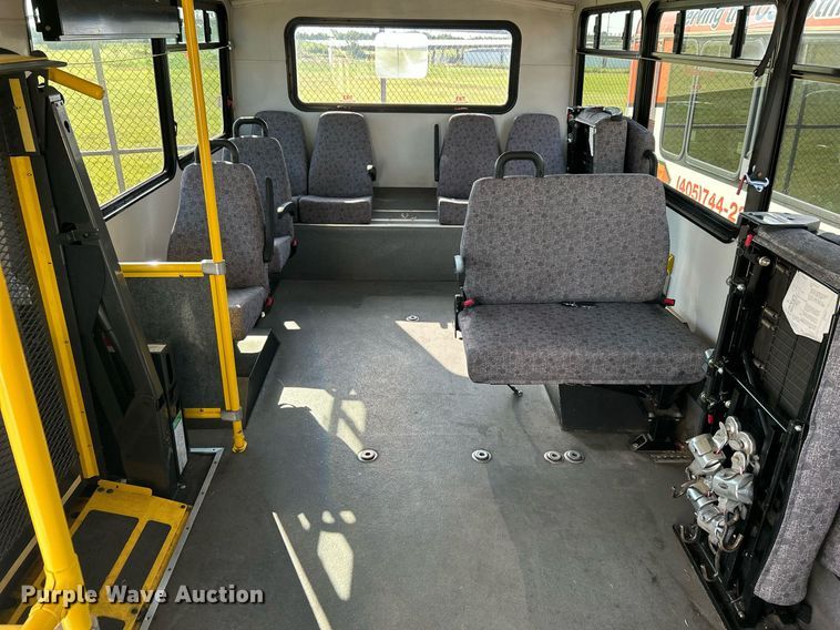 image for item MG9978 2011 Ford E450 Super Duty  shuttle bus