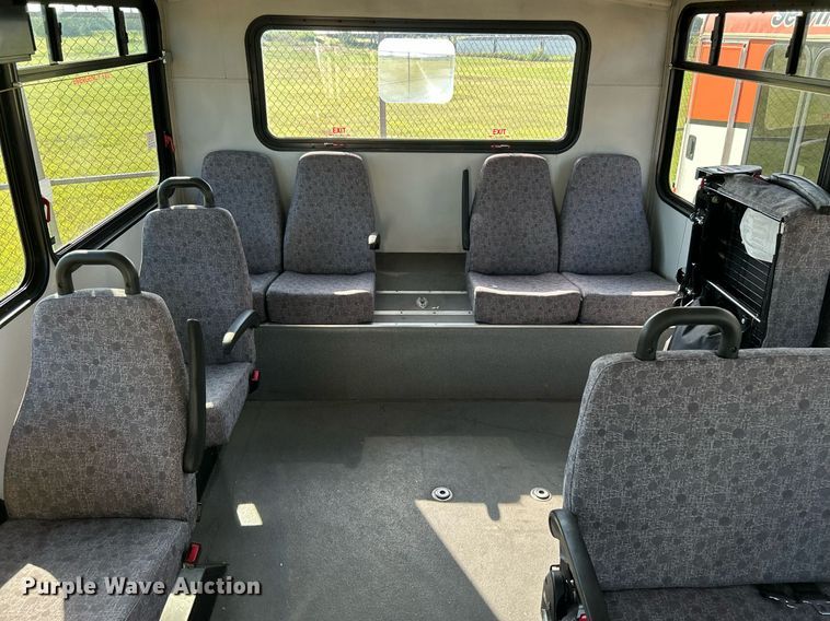 image for item MG9978 2011 Ford E450 Super Duty  shuttle bus