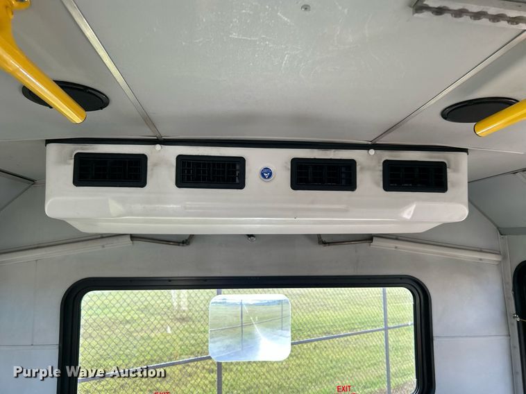 image for item MG9978 2011 Ford E450 Super Duty  shuttle bus