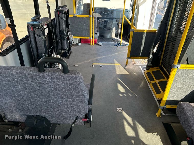 image for item MG9978 2011 Ford E450 Super Duty  shuttle bus