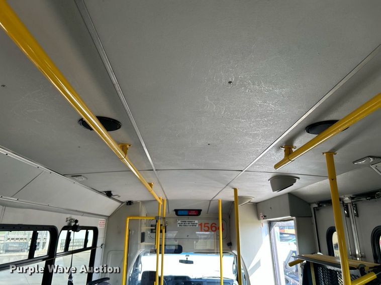 image for item MG9978 2011 Ford E450 Super Duty  shuttle bus