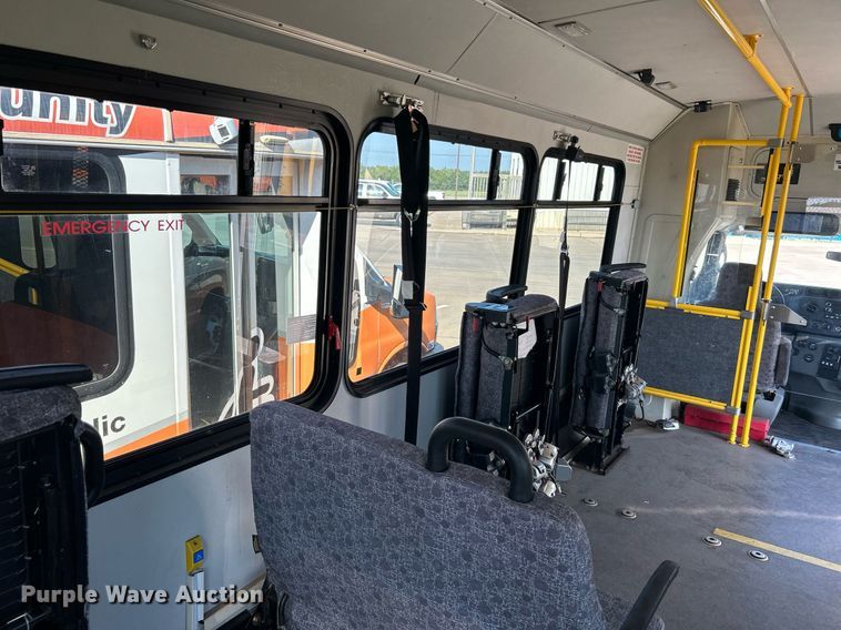 image for item MG9978 2011 Ford E450 Super Duty  shuttle bus