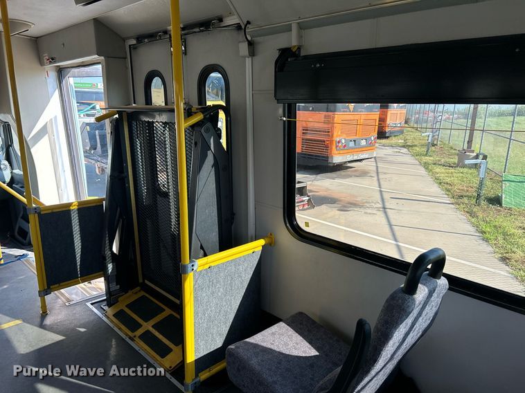 image for item MG9978 2011 Ford E450 Super Duty  shuttle bus