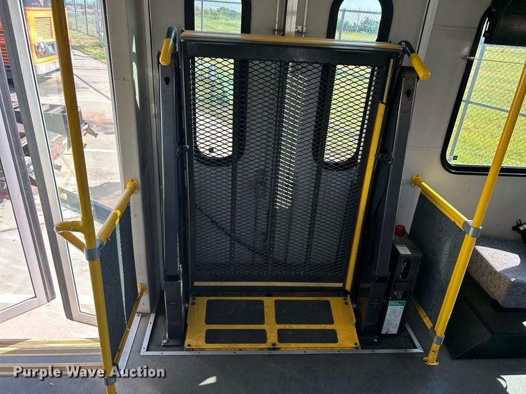 image for item MG9978 2011 Ford E450 Super Duty  shuttle bus