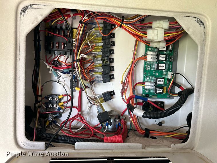 image for item MG9978 2011 Ford E450 Super Duty  shuttle bus