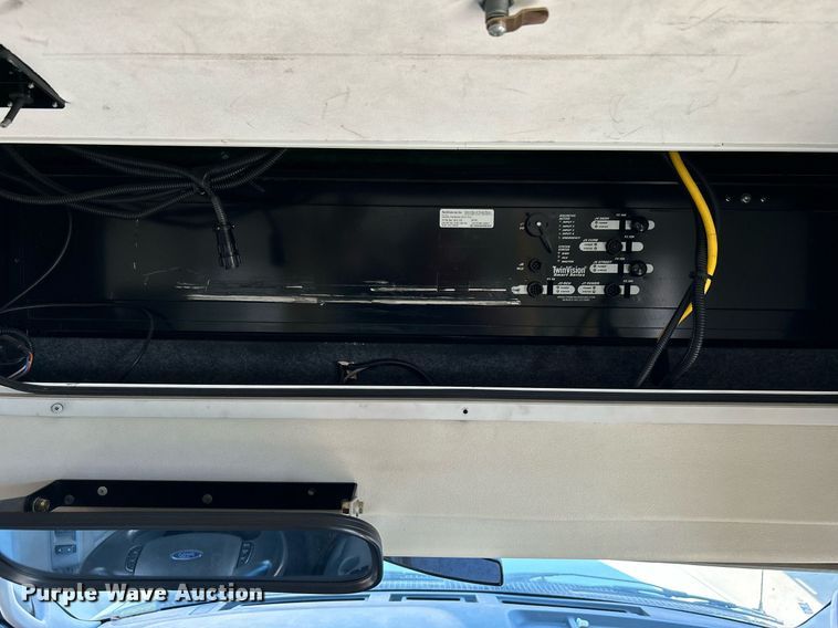 image for item MG9978 2011 Ford E450 Super Duty  shuttle bus