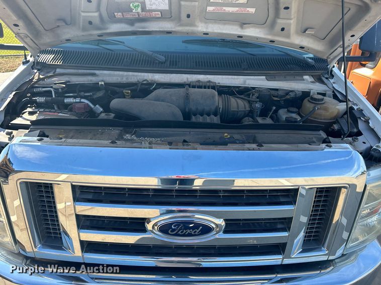 image for item MG9978 2011 Ford E450 Super Duty  shuttle bus