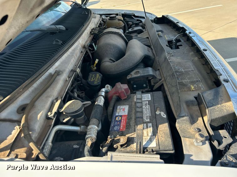 image for item MG9978 2011 Ford E450 Super Duty  shuttle bus