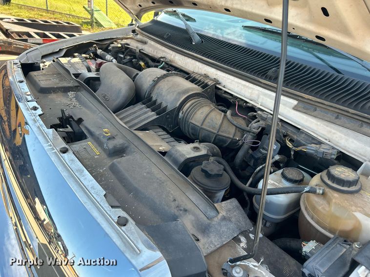 image for item MG9978 2011 Ford E450 Super Duty  shuttle bus