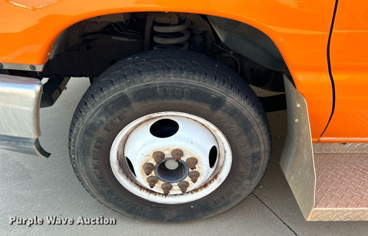 image for item MG9978 2011 Ford E450 Super Duty  shuttle bus