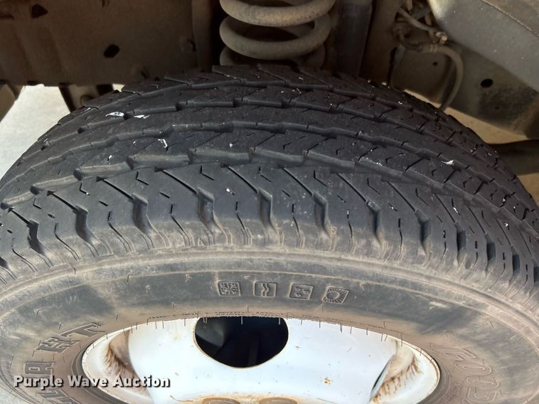 image for item MG9978 2011 Ford E450 Super Duty  shuttle bus