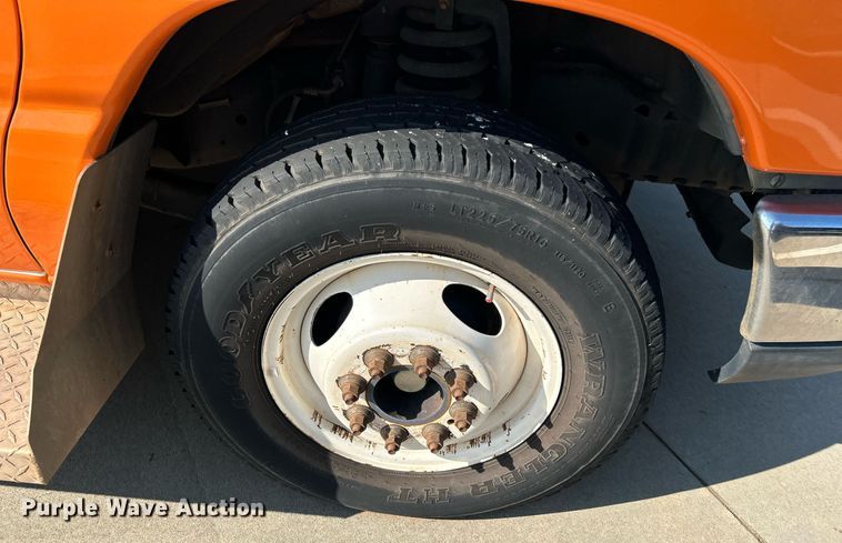 image for item MG9978 2011 Ford E450 Super Duty  shuttle bus