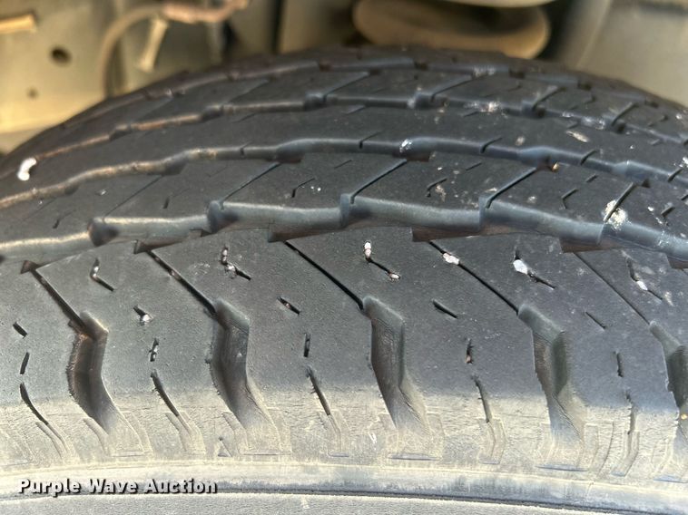 image for item MG9978 2011 Ford E450 Super Duty  shuttle bus