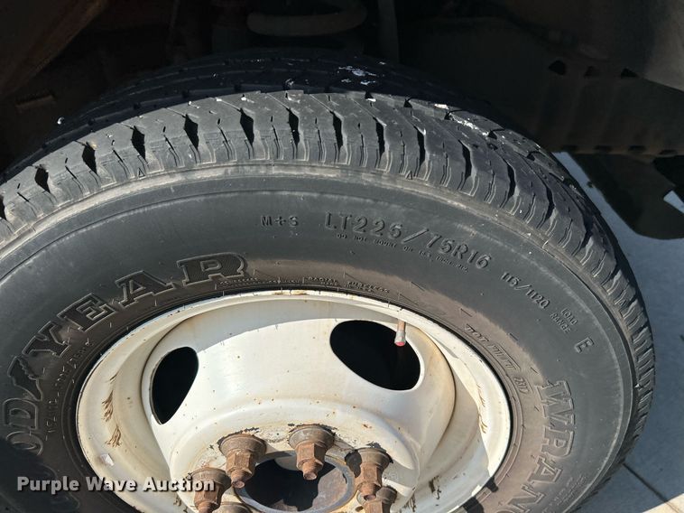 image for item MG9978 2011 Ford E450 Super Duty  shuttle bus