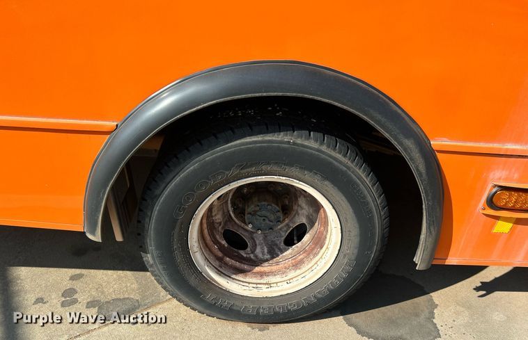 image for item MG9978 2011 Ford E450 Super Duty  shuttle bus