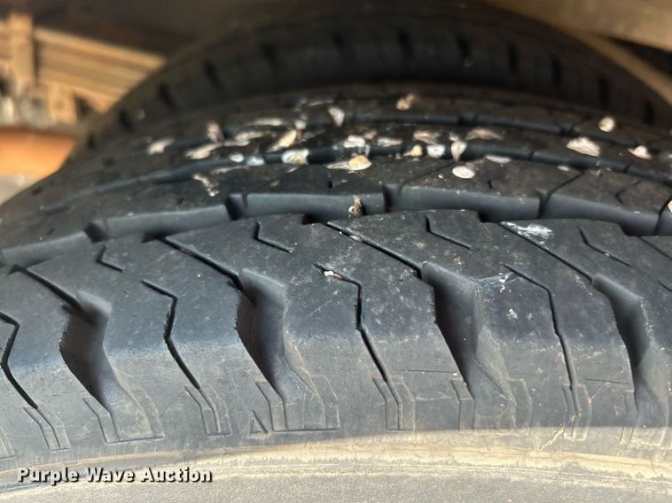 image for item MG9978 2011 Ford E450 Super Duty  shuttle bus