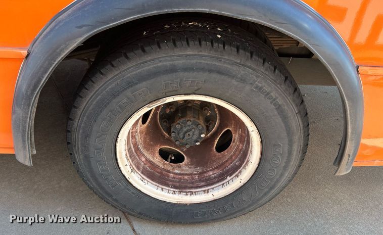 image for item MG9978 2011 Ford E450 Super Duty  shuttle bus