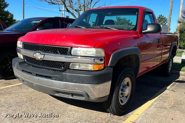 image for item MG9983 2002 Chevrolet Silverado 2500HD  pickup truck