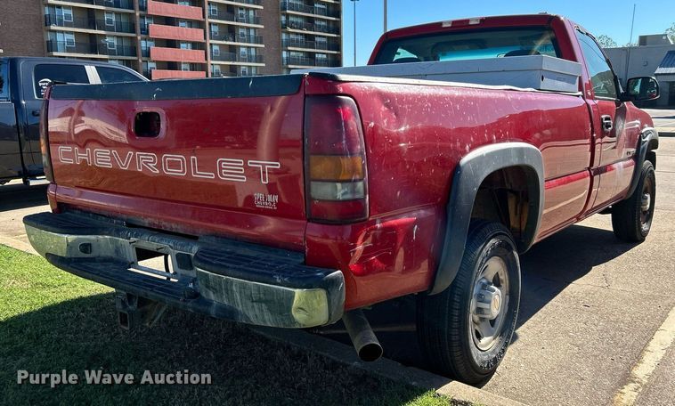 image for item MG9983 2002 Chevrolet Silverado 2500HD  pickup truck