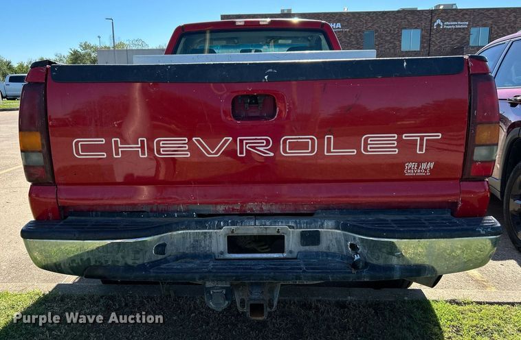 image for item MG9983 2002 Chevrolet Silverado 2500HD  pickup truck