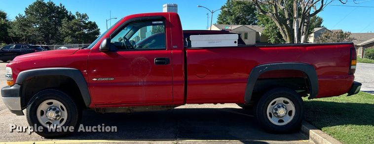 image for item MG9983 2002 Chevrolet Silverado 2500HD  pickup truck