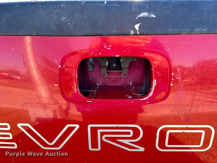 image for item MG9983 2002 Chevrolet Silverado 2500HD  pickup truck