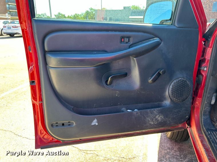 image for item MG9983 2002 Chevrolet Silverado 2500HD  pickup truck